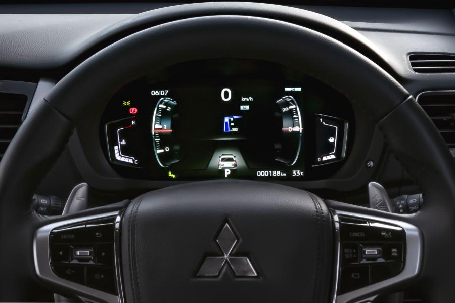 Панель приборов Mitsubishi Pajero Sport 2019 года  (TH) (фото 3 из 40)